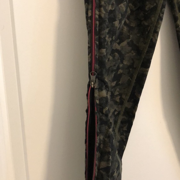 Lululemon Camo sweatpants - Picture 4 of 6